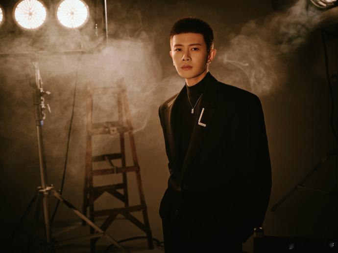 眼神戏任嘉伦没输过在那场澳门对峙中，任嘉伦展现了何贤的骄傲与决心，他的眼神如同一