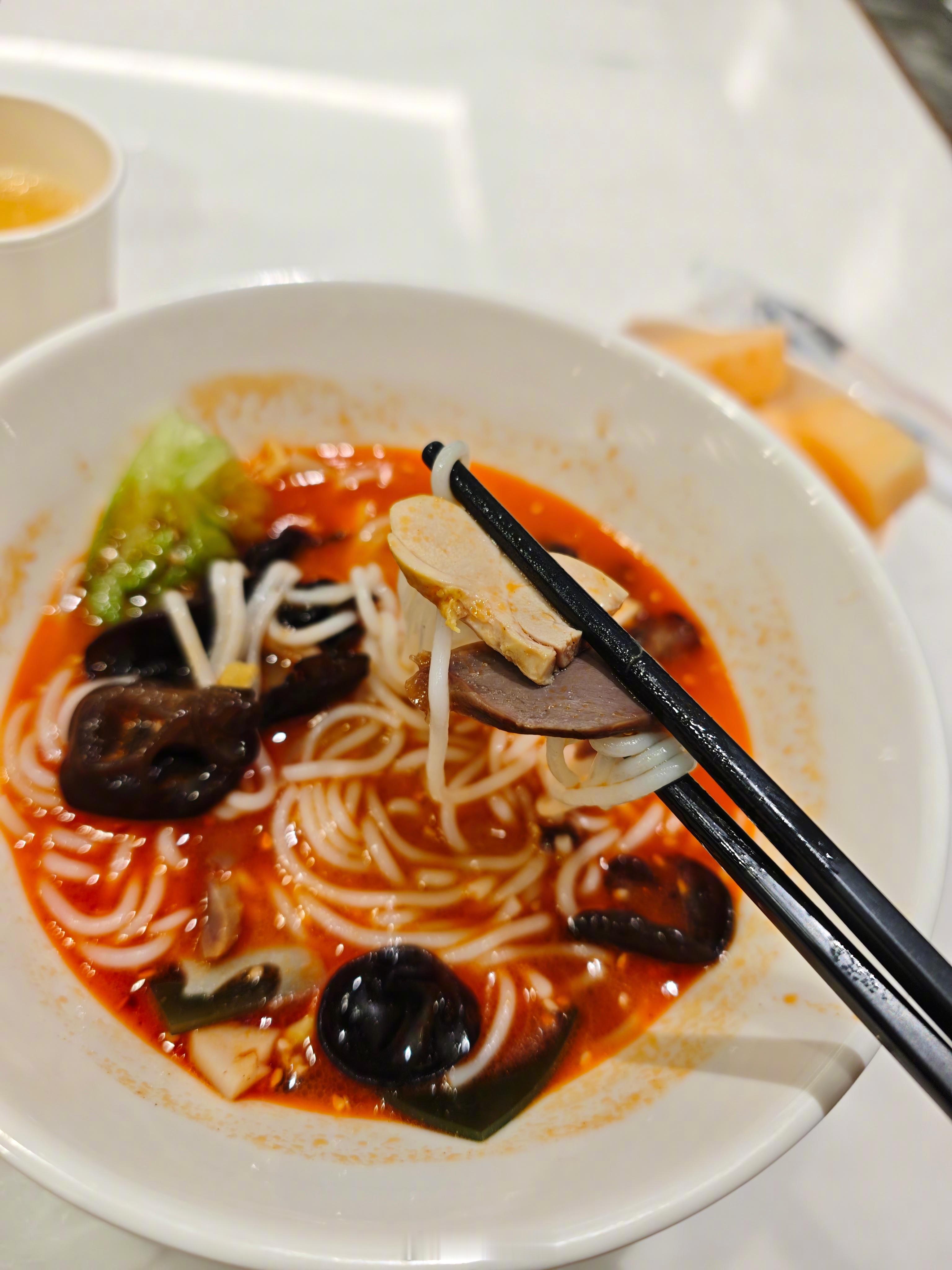 早上好！作为川航忠粉，不管多早的航班，一定要来休息室吃一碗钵钵鸡米线。大家还有什