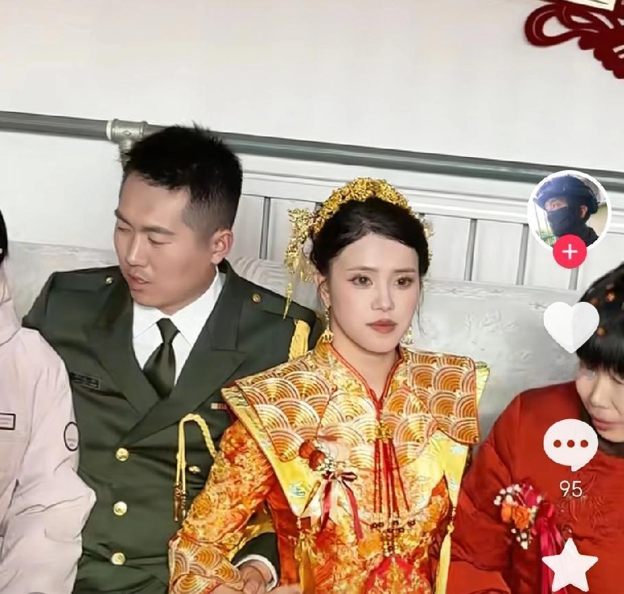 33岁办婚礼，他等了12年。
不是等新娘，是等那面国旗降下。
张自轩的清晨曾是国