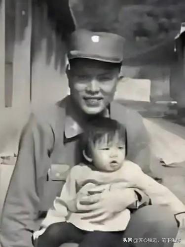 这就是郑丽文父亲名字叫郑清辉，籍贯云南普洱，是一位军人。为人老实不张扬， 郑丽文