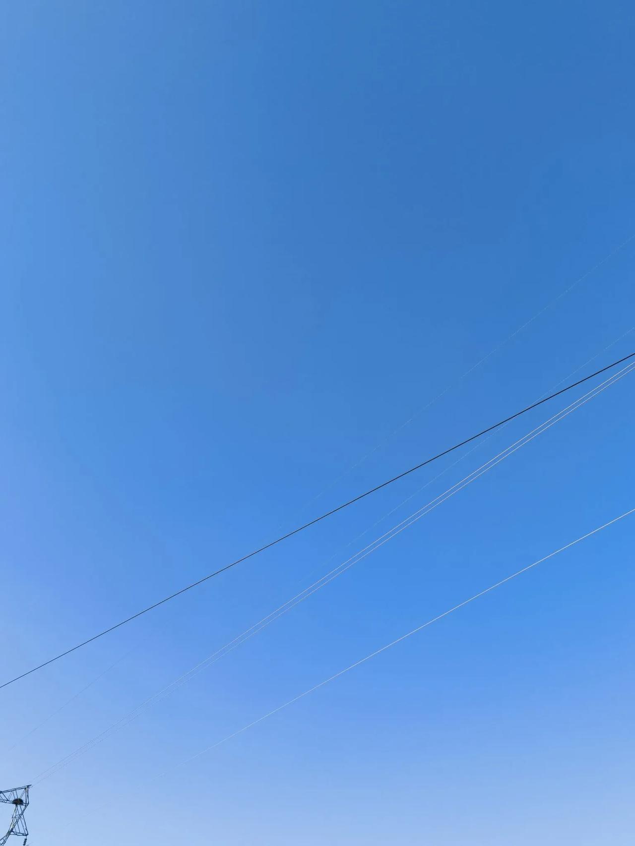 除了风大，天空挺蓝的。没事抬头看看天空，心情也是瞬间美丽！