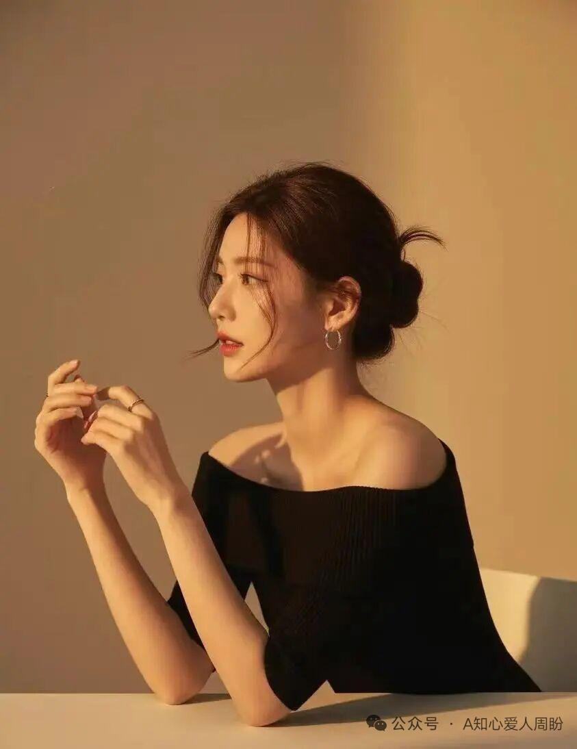 这位小姐姐在灯光下显得好温柔。