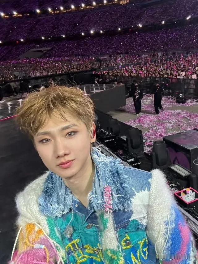 歌手汪苏泷似乎很喜欢这种五彩斑斓的打扮，每场演唱会都是如此！一个男人，这粉粉的打