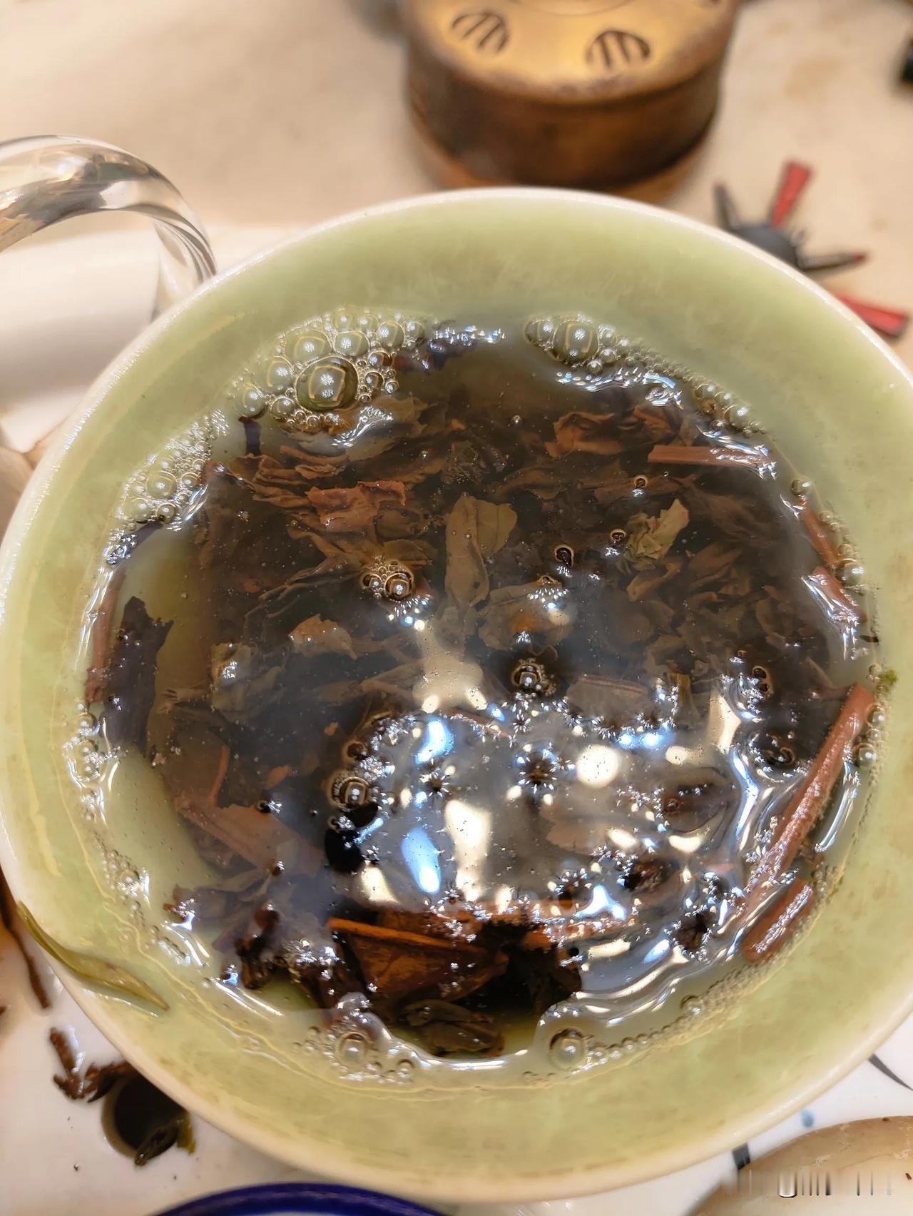 今天喝茶
早上起来喝一杯
待会准备去送娃
每日生活的感悟 
喝茶 平凡人的生活就