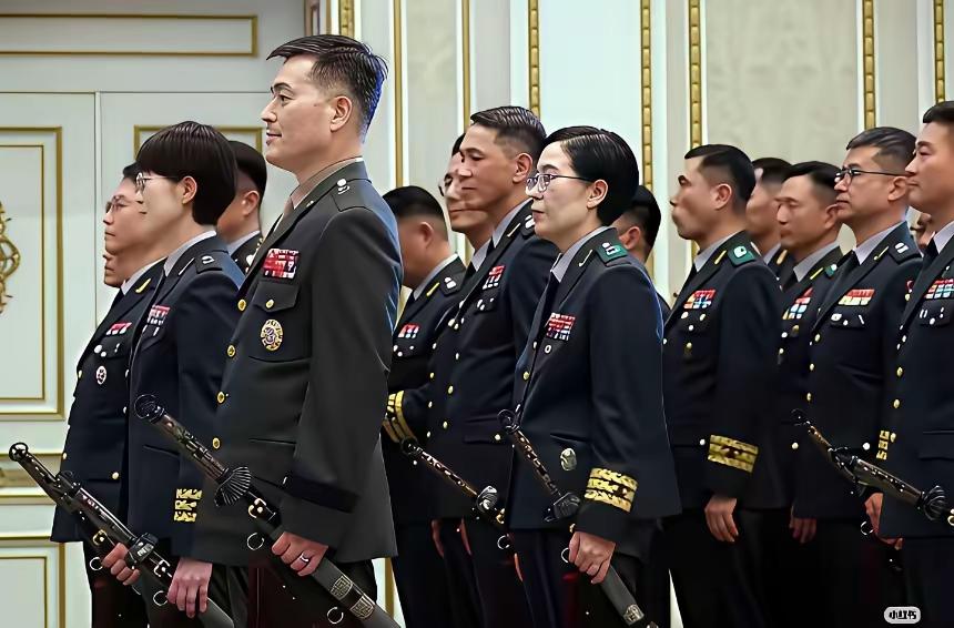 韩国青瓦台/龙山总统府

这是韩国三精剑授剑仪式

韩国总统为新晋将官（海陆空三