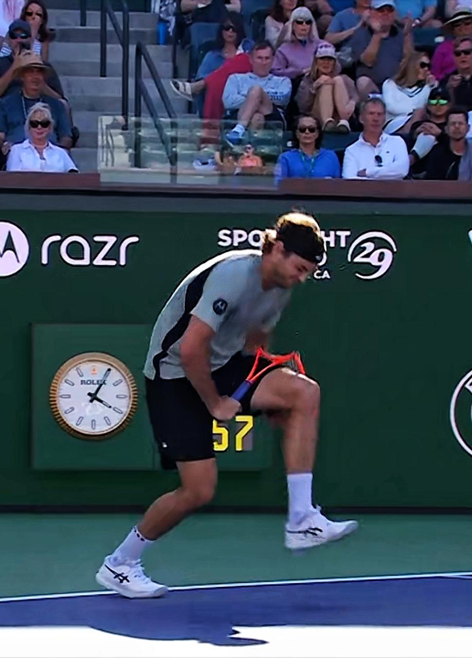 弗里茨被同胞新生代米克尔森横扫，怒折球拍
        北京时间2026年3月