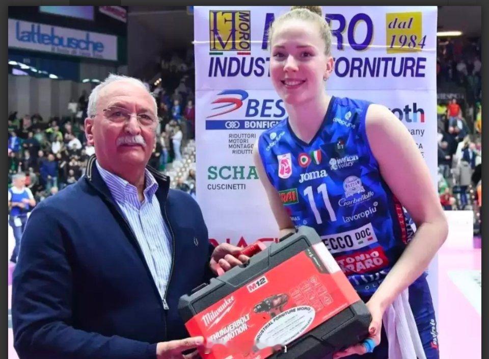 女排 瑞典排球运动员伊莎贝尔·哈克在结束为期三年的瓦基弗银行征程后，于2022-