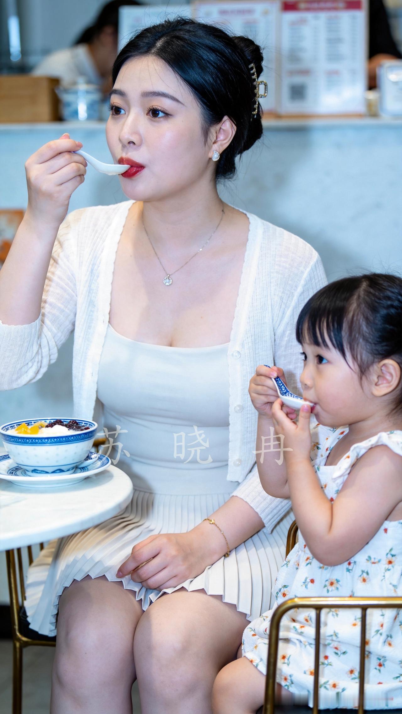 带娃出门，花哨大件首饰不方便戴，就挑这种简约款。耳钉、细项链配上小手链，轻巧不累
