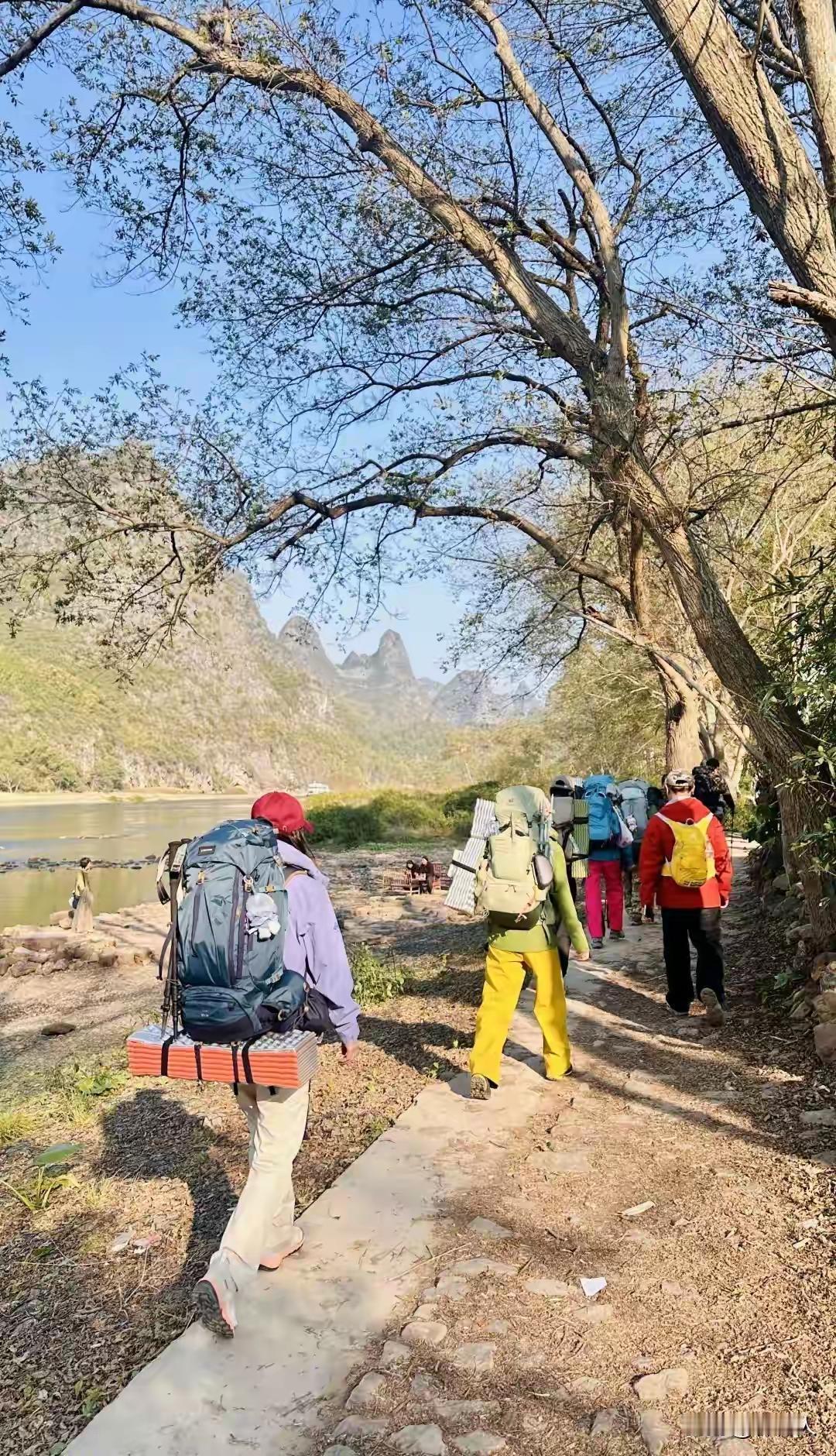 广东罗浮山深夜惊魂：8人徒步团竟将2名体力不支女子遗弃荒山，同伴冷漠离去背后是人