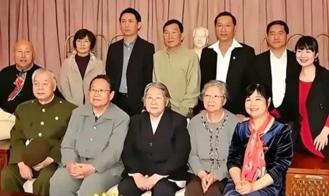 2009年，毛主席的几个孩子在一起合影，李敏李讷坐在中间，晚辈站在后排。

这张