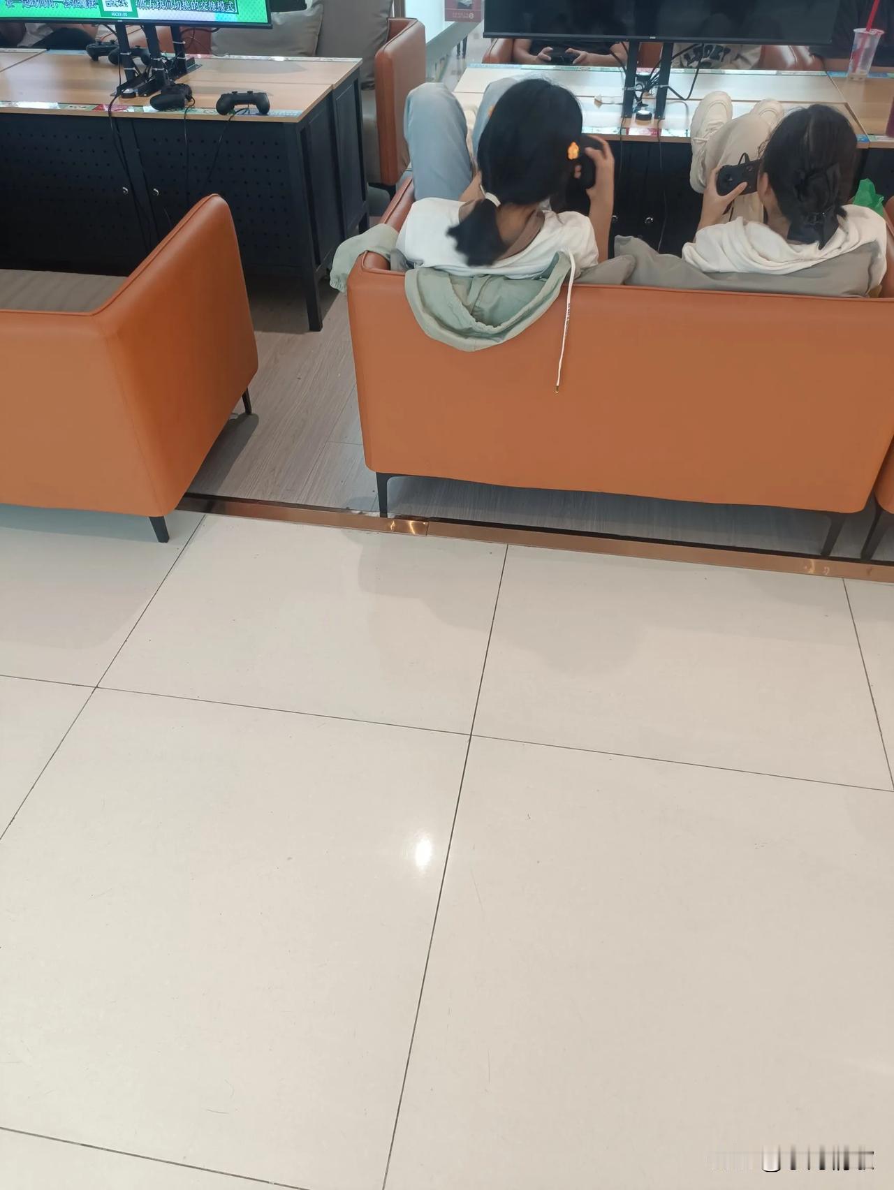 曾经看见一个男人在餐厅用餐，穿着鞋踩在椅子上蹲着吃饭，感觉这样的行为真的很不文明