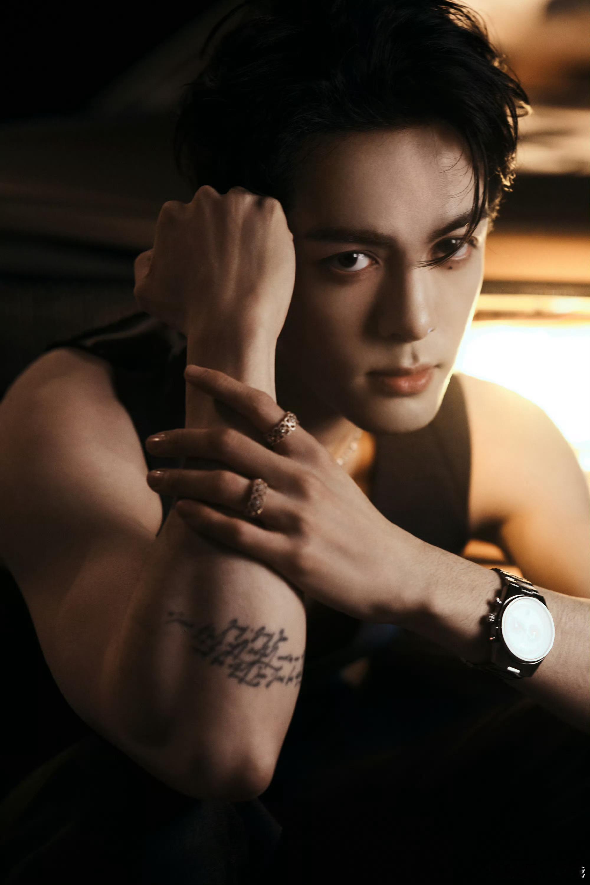 曾舜晞你小子！！！！尖叫之夜出图 今晚红毯就给我这么脱了走！！！ 