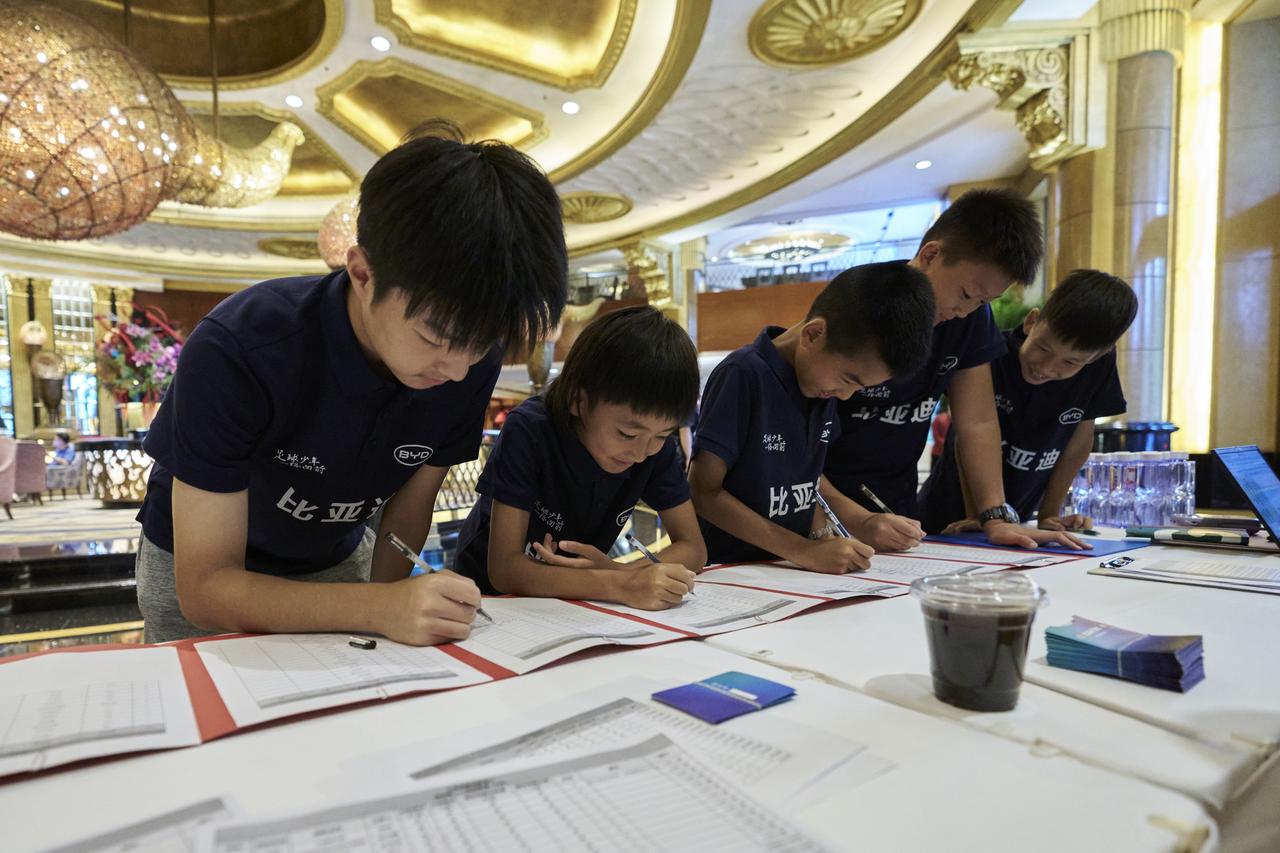 比亚迪陪伴足球少年观看曼城训练赛
香港足球盛会训练赛电力全开，比亚迪不止于车，不