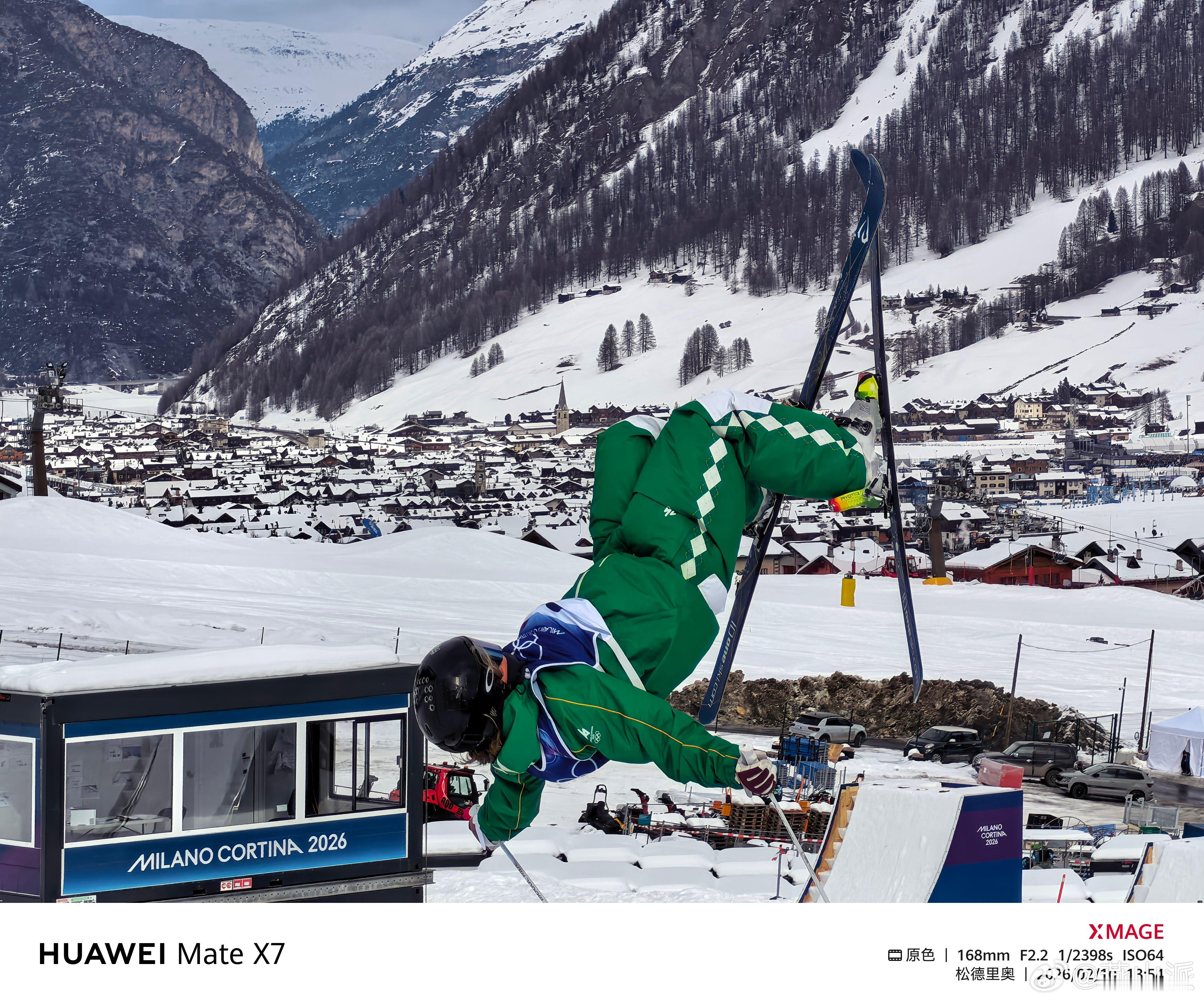 来看看华为Mate X7这几张冬奥赛场抓拍，各位参赛选手高速滑过赛道后冲向云霄的