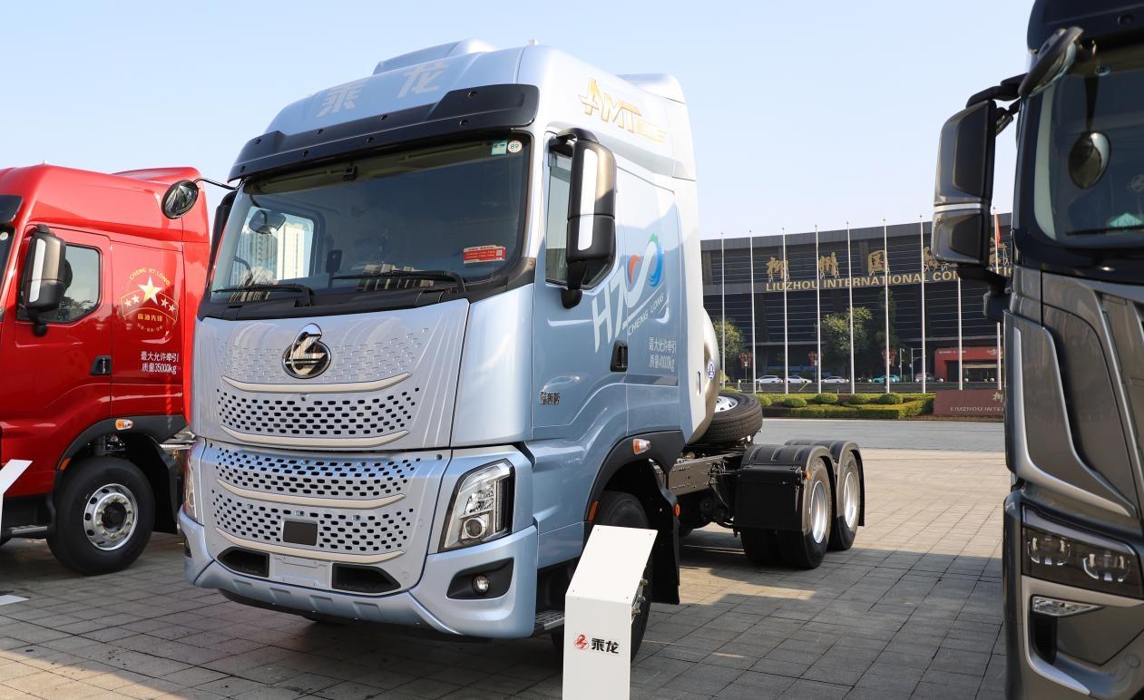 乘龙H7 Pro创赢版LNG牵引车，搭载14.8L定制版大排量燃气发动机，拥有5