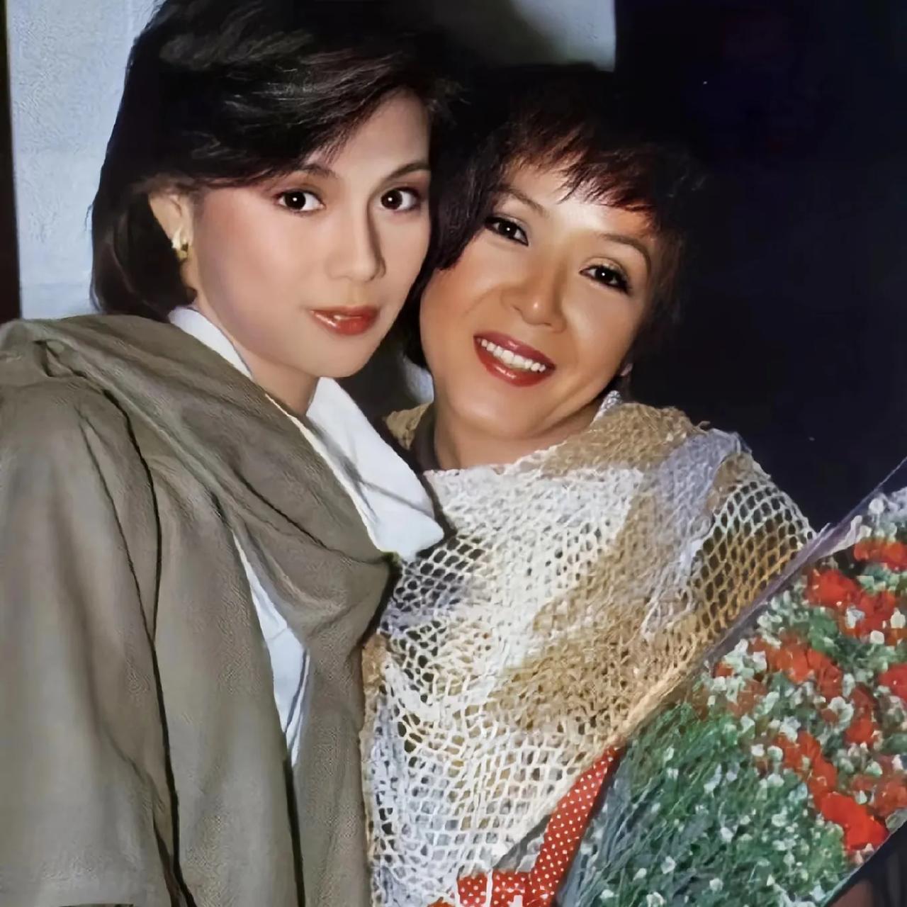 1984年，香港女星翁美玲前往接机日本女演员坂本寿美子，一张珍贵的留影，难得一见