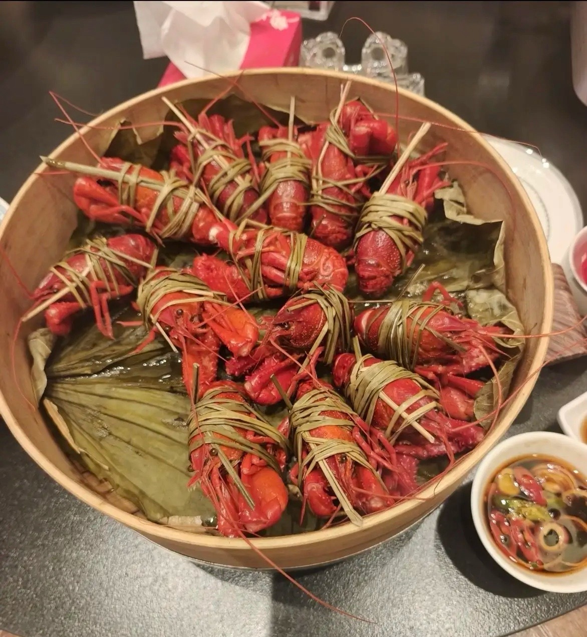 这种特大号小龙虾，基本上卖15元左右一只。吃起来真的爽。 