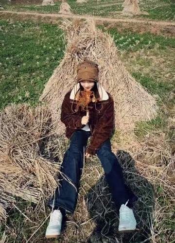 任敏探头那一下任敏扛住行车记录仪镜头 她探头的时候那种自然的状态太圈粉了，行车记