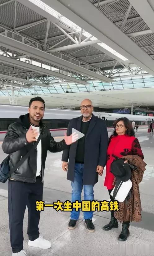 “我的天呐！”尼泊尔小伙带爸爸妈妈乘坐中国的高铁，被速度惊到了。

尼泊尔小伙桑