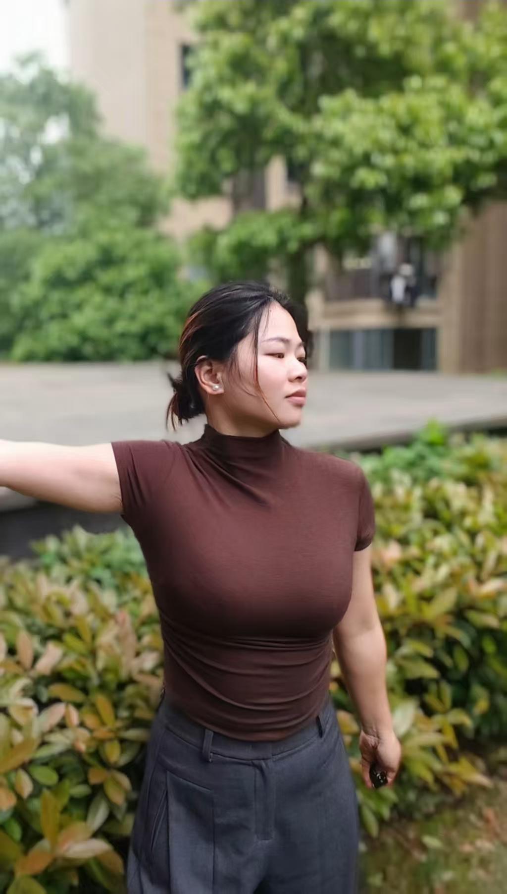 水仙子·微胖懒人穿搭
棕衫半领衬清颜，
灰裤垂纹遮胯宽。
低柔配色生温婉，
身形