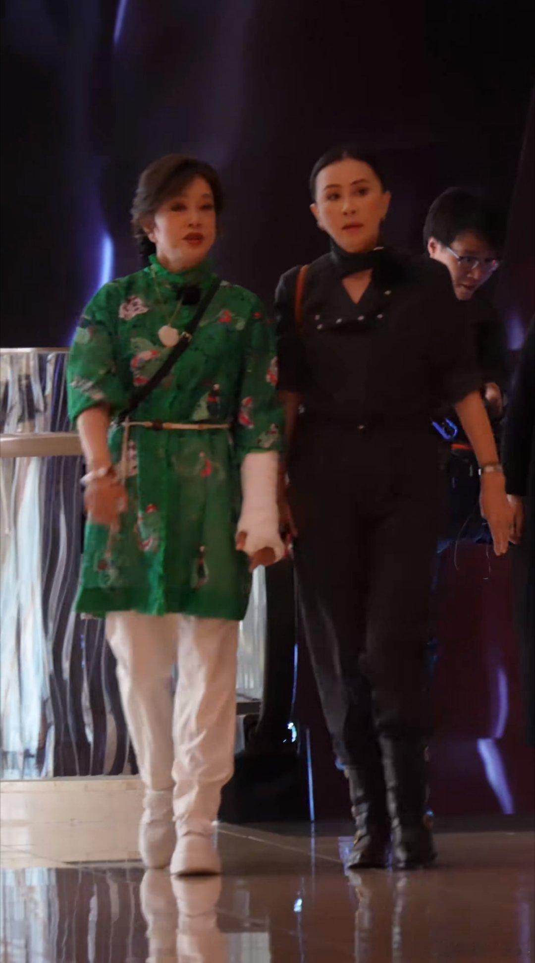 刘晓庆回应受伤全程笑嘻嘻说踩空，左臂固定都藏不住，还坚持录完节目说不舍 ​​​