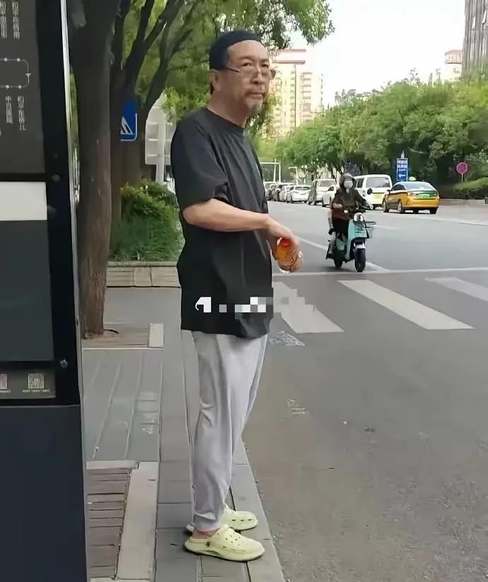 有位网友在路边等公交，看到一位大爷非常面熟，又想不起来在哪里见过，他们一路上了公