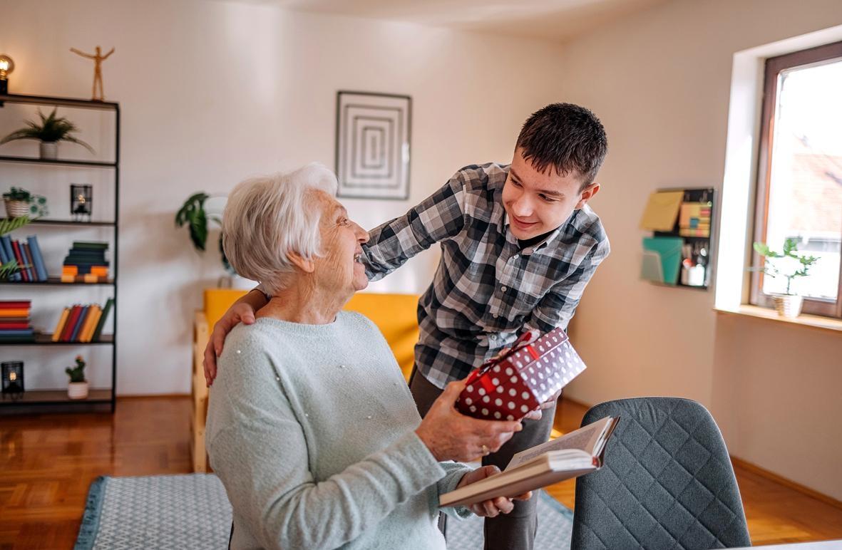 苏州这个36岁的小伙，这辈子都没想过，他年薪六万的“新饭碗”，竟然是给一位91岁