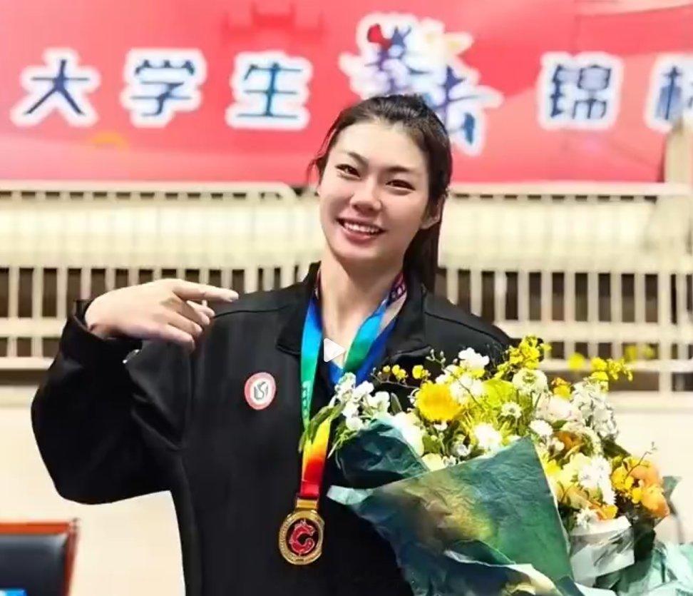 【#00后女孩做保镖日薪3000元#】青岛女孩于雪婷给人的感觉略带腼腆、说话温柔