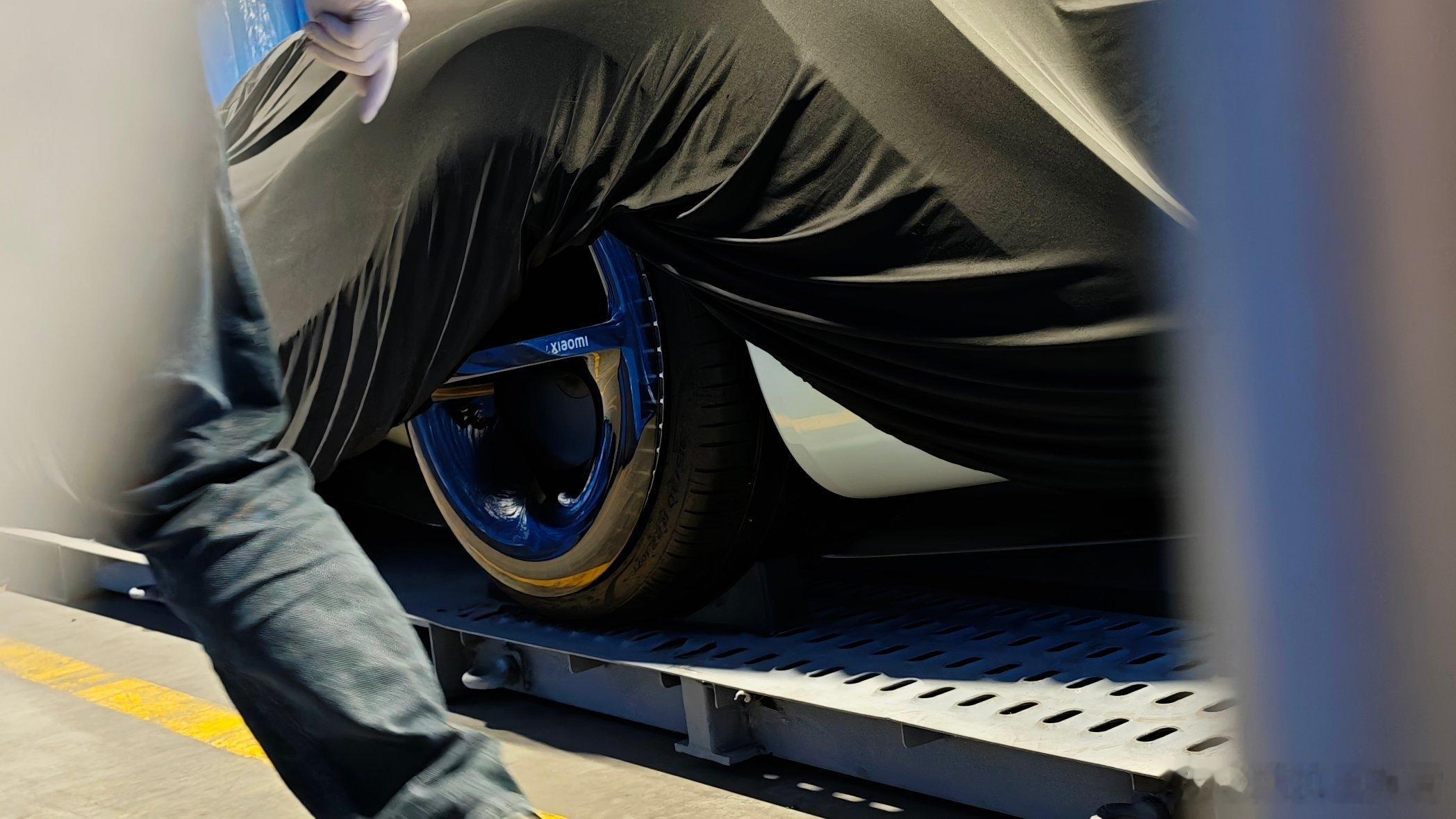 海外曝光小米神秘新车我擦，轮毂看着挺魔幻，造型大概率是双门，这是个小米的啥车？