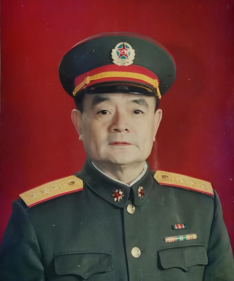 王辉球中将，创办《空军报》、推出《女飞行员》，一部作品激励几代蓝天儿女
 
提起