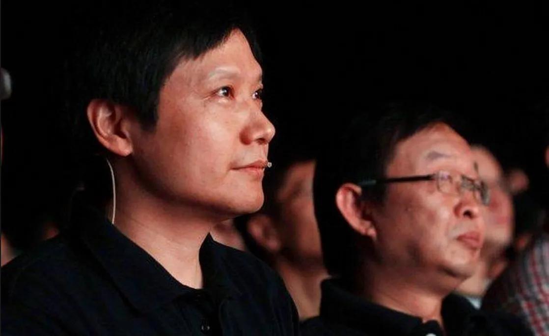 雷军一辈子也忘不了陈年
在最初小米刚发现起步的时候
陈年帮助了他，小米手机快递都