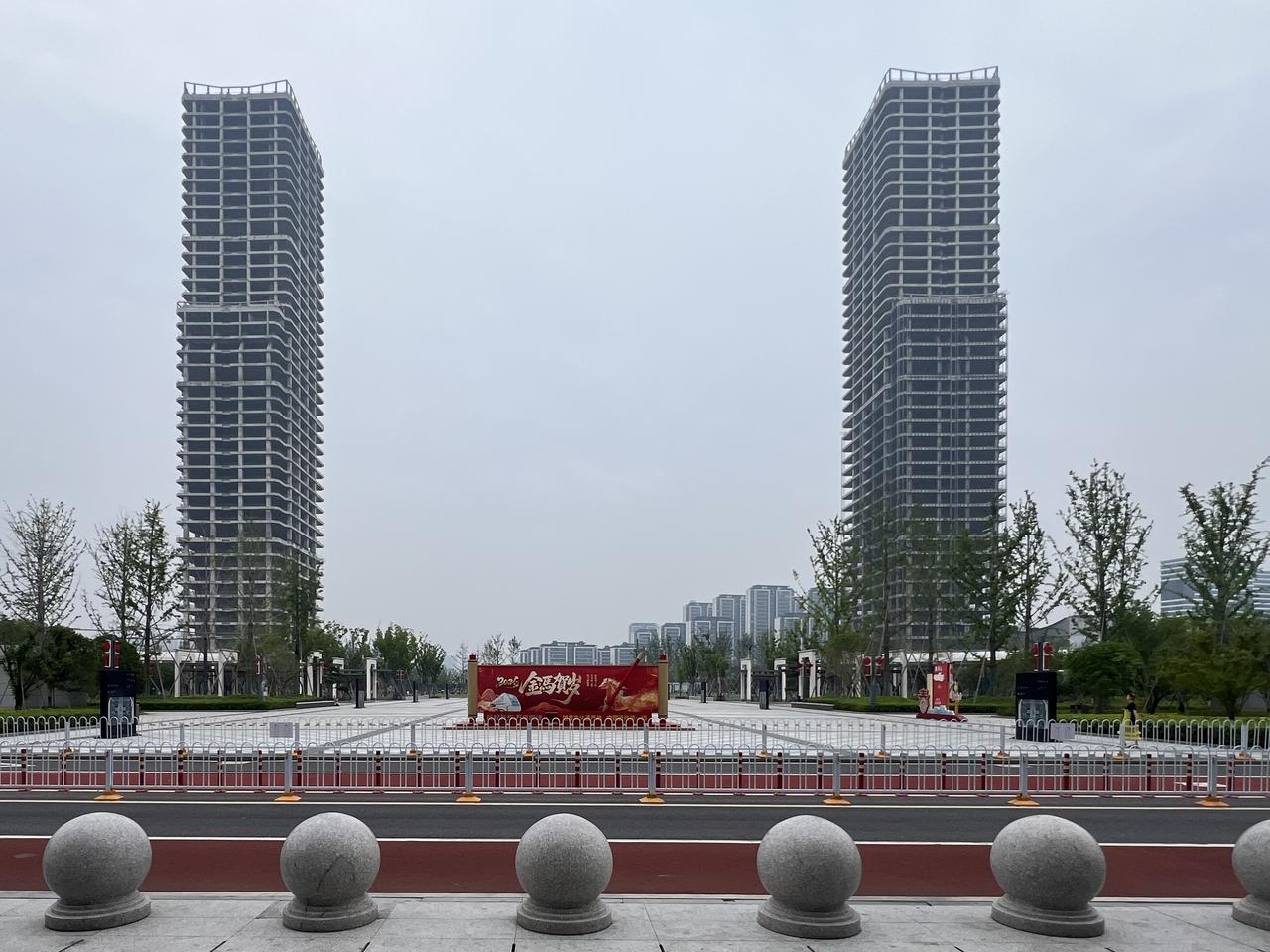 出湖州南浔高铁站，首先映入眼帘的是两栋已经烂尾的建筑。这两座名为＂环贸双塔大厦＂
