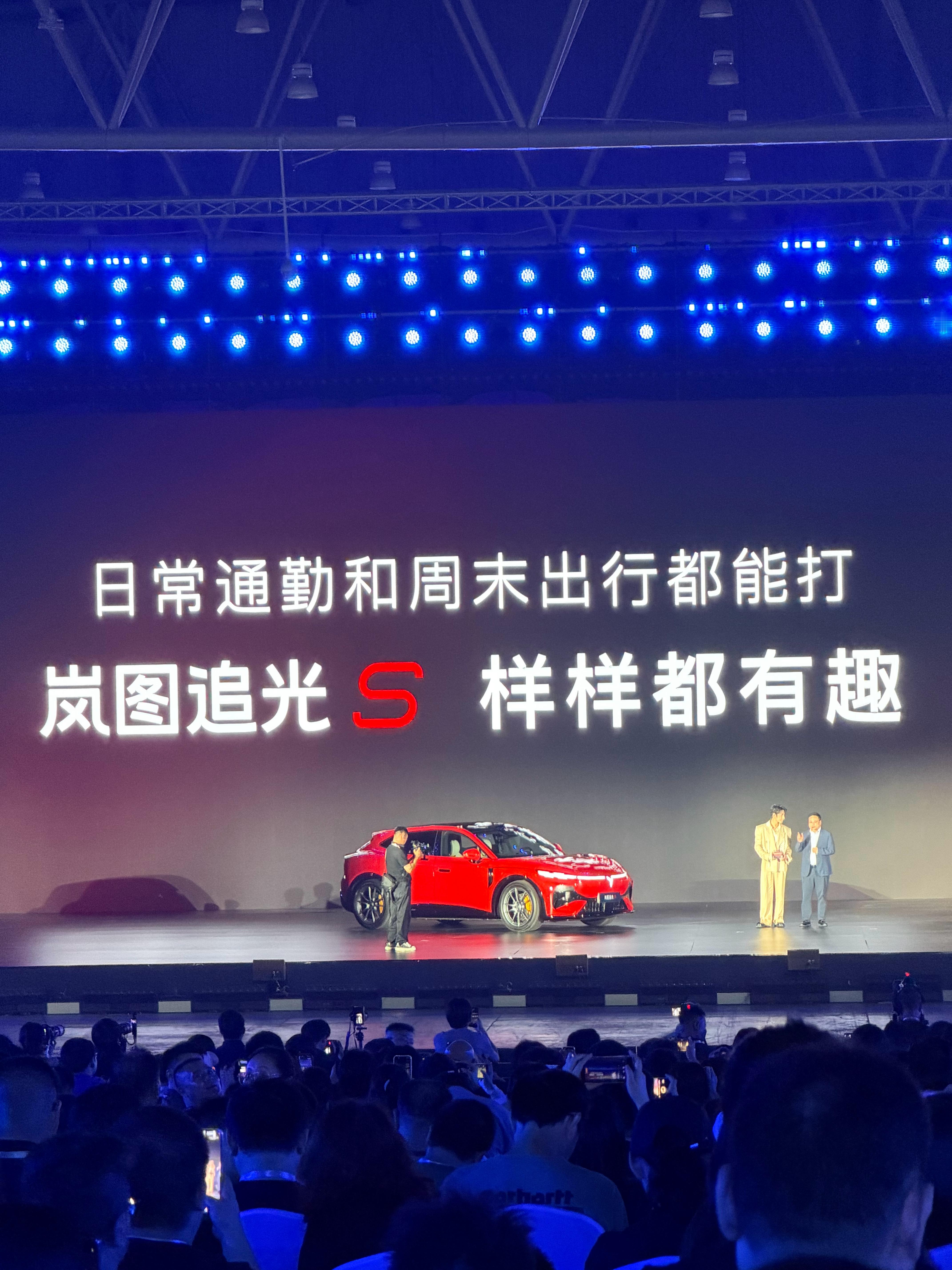 杨洋下车，把这个氛围灯带下来了，没想到选装要1000块钱，我在拍摄的时候就觉得这