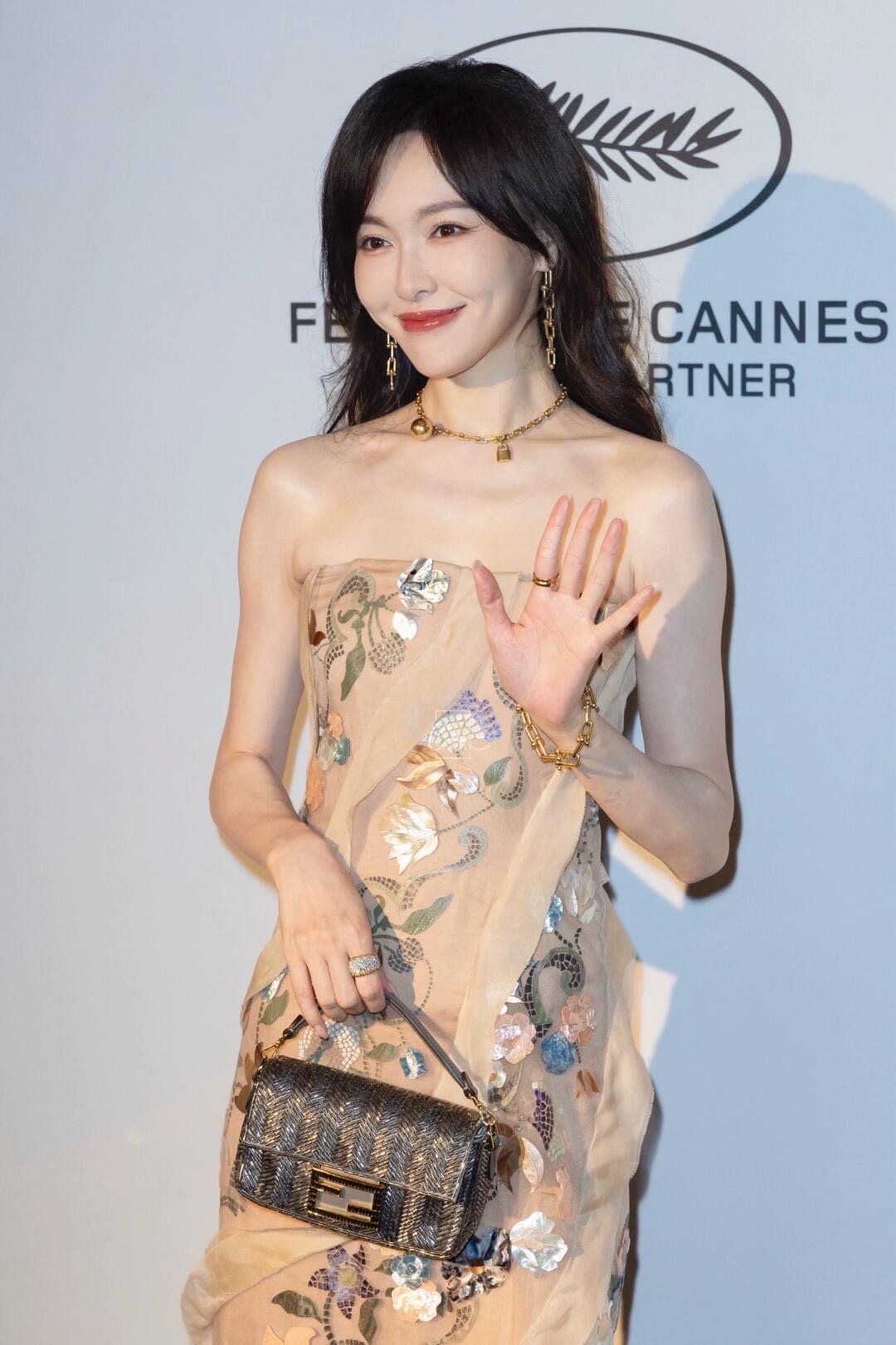唐嫣晚宴G社生图 今日份的快乐全部来自于让我们看到唐嫣的晚宴生图，一整个被她给惊