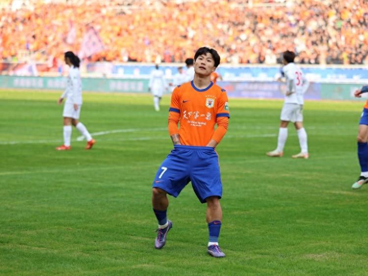 李金羽、韩鹏，终于有机会掰了掰手腕。
这对鲁能泰山的锋线搭档，曾经一度并非“惺惺