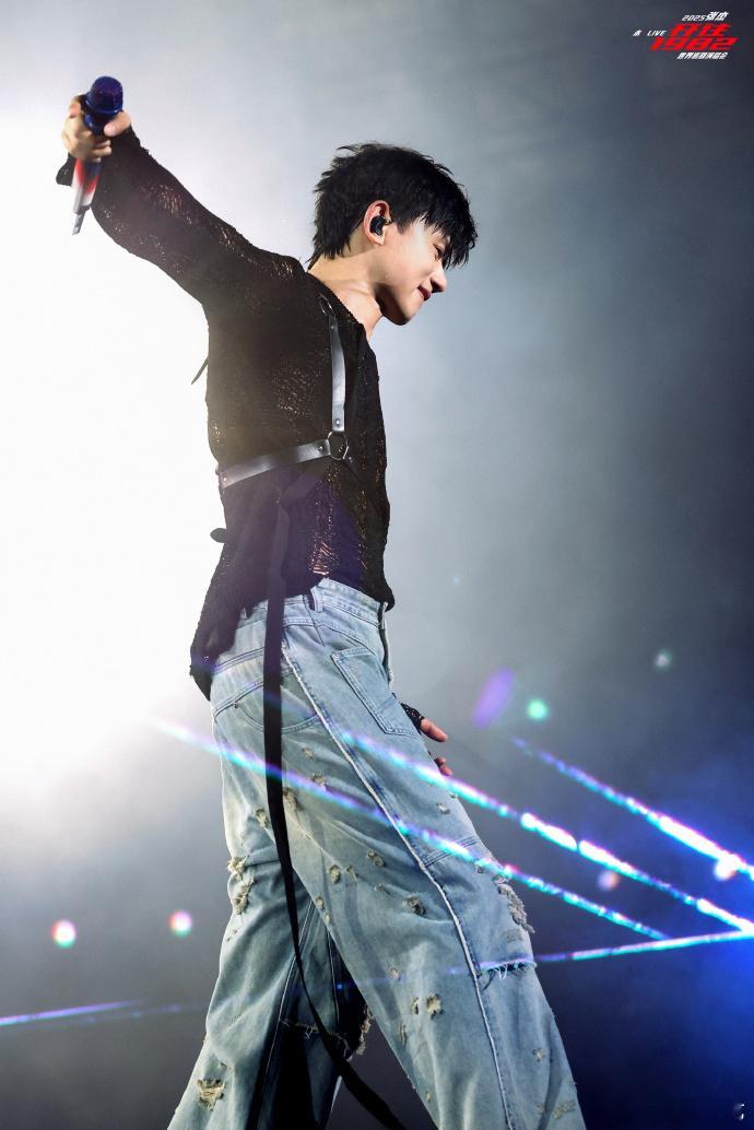 张杰金华三唱燃今夏张杰开嗓点燃金华夏夜张杰世界巡回演唱会金华站三场收官！舞台上的