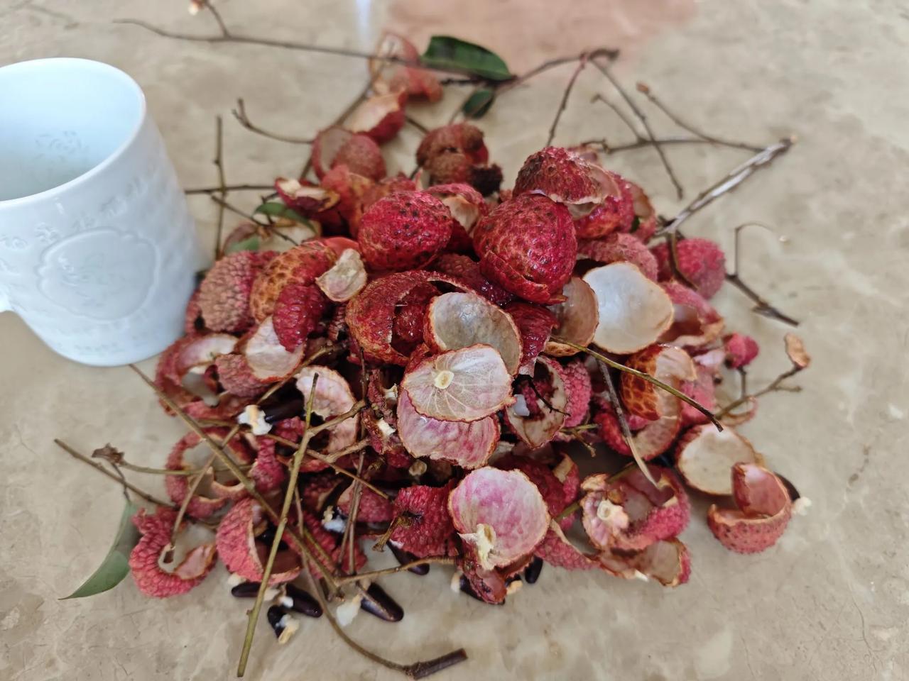 荔枝，难忍啊！
昨日难忍糯米糍，今朝狂啖仙进奉，
若是为了挂绿故，哪顾上火嘴唇疼