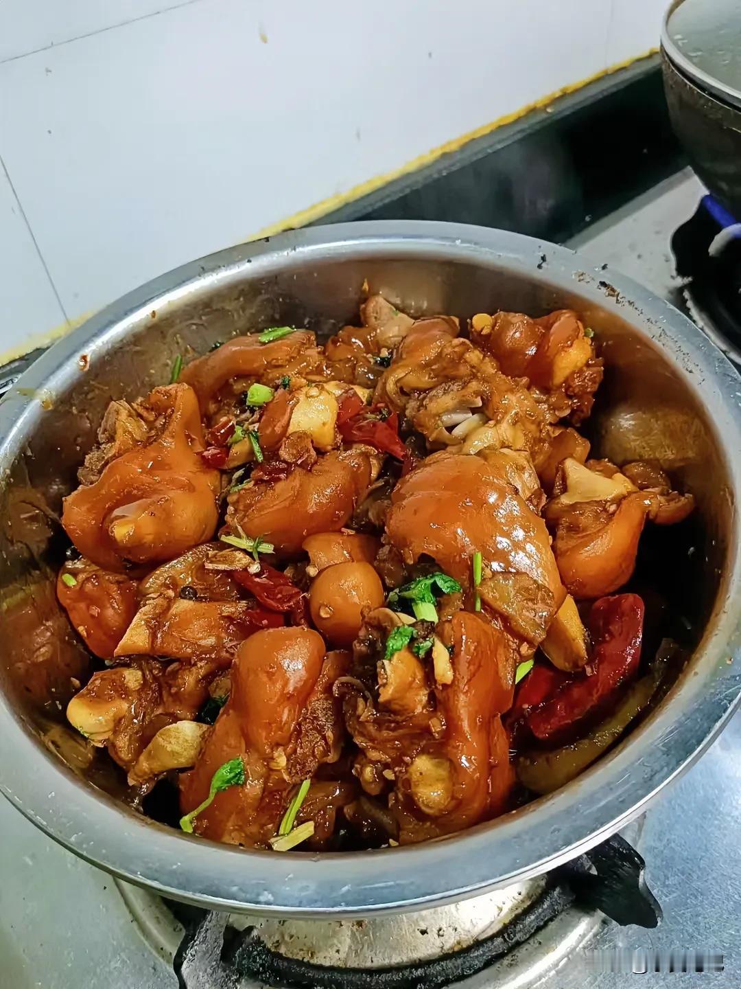 #分享你最爱的夏日美食#
我是很喜欢弹牙有嚼劲的食物，比如猪蹄，
有人说，喜欢吃