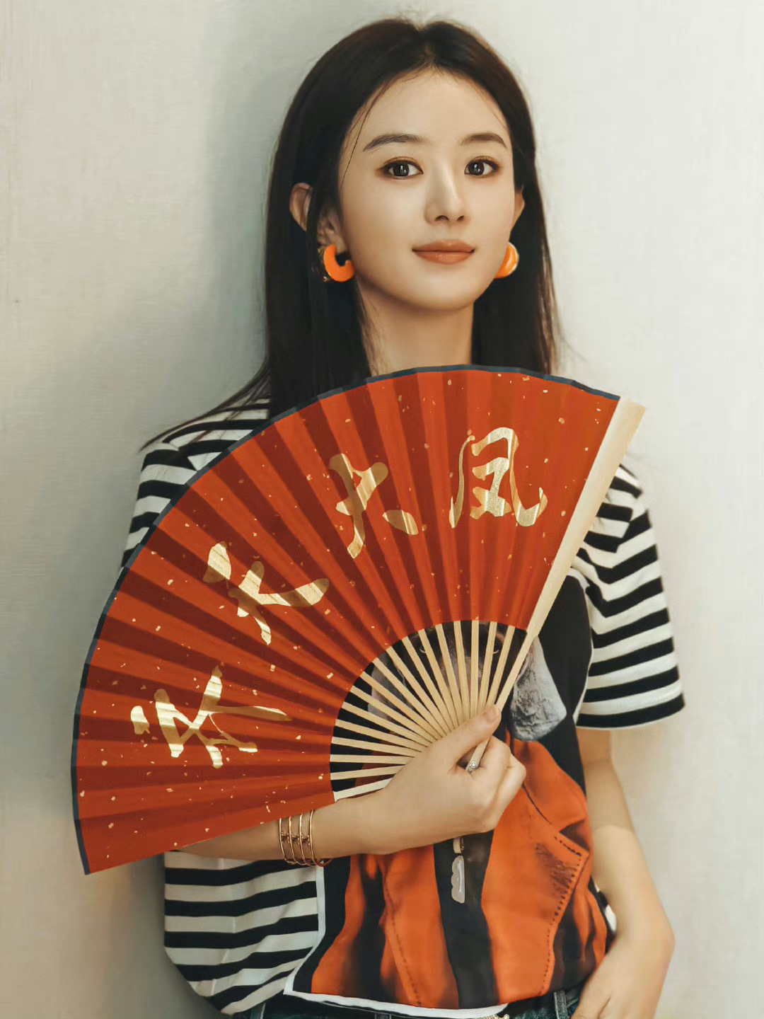 #赵丽颖去了与凤行庆功宴#写着齐天大凤的扇面一打开，这霸气的感觉，快要溢出屏幕了