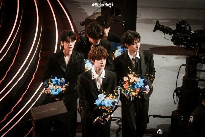 TOP专辑曲目表没有大战比伯就想问一句：大战比伯为啥没进 TOP 专辑？top专