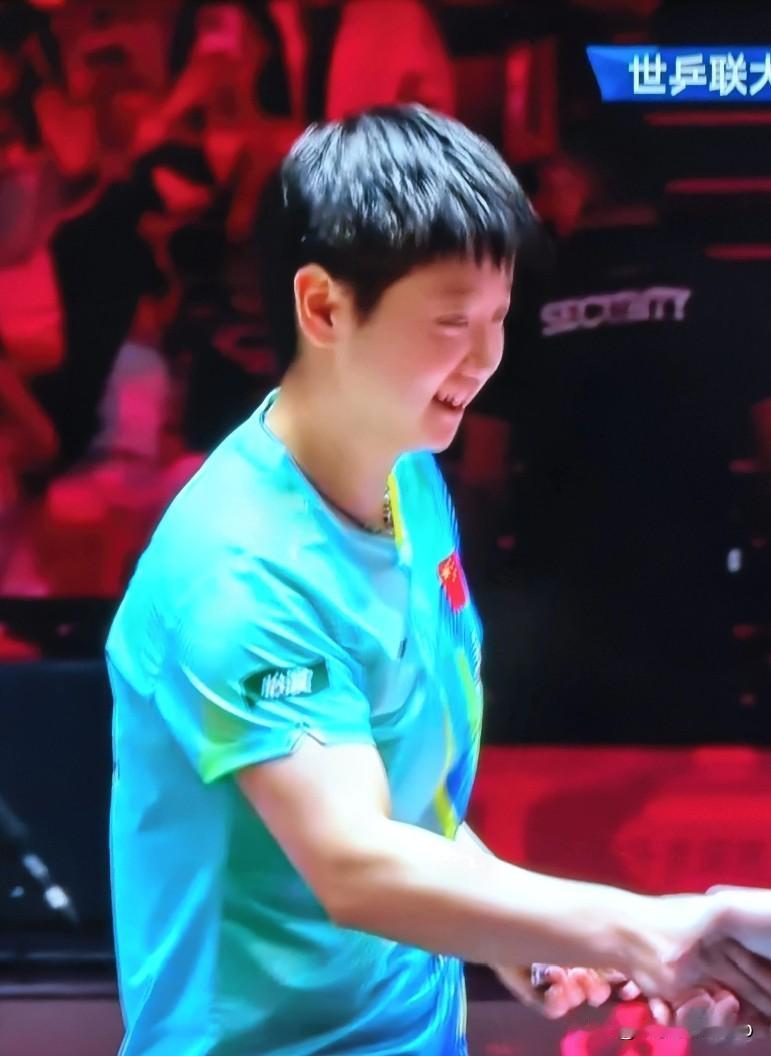 孙颖莎乐了，萨马拉也乐了。
虽然孙颖莎最后以3:1战胜了罗马尼亚37岁老将萨马拉