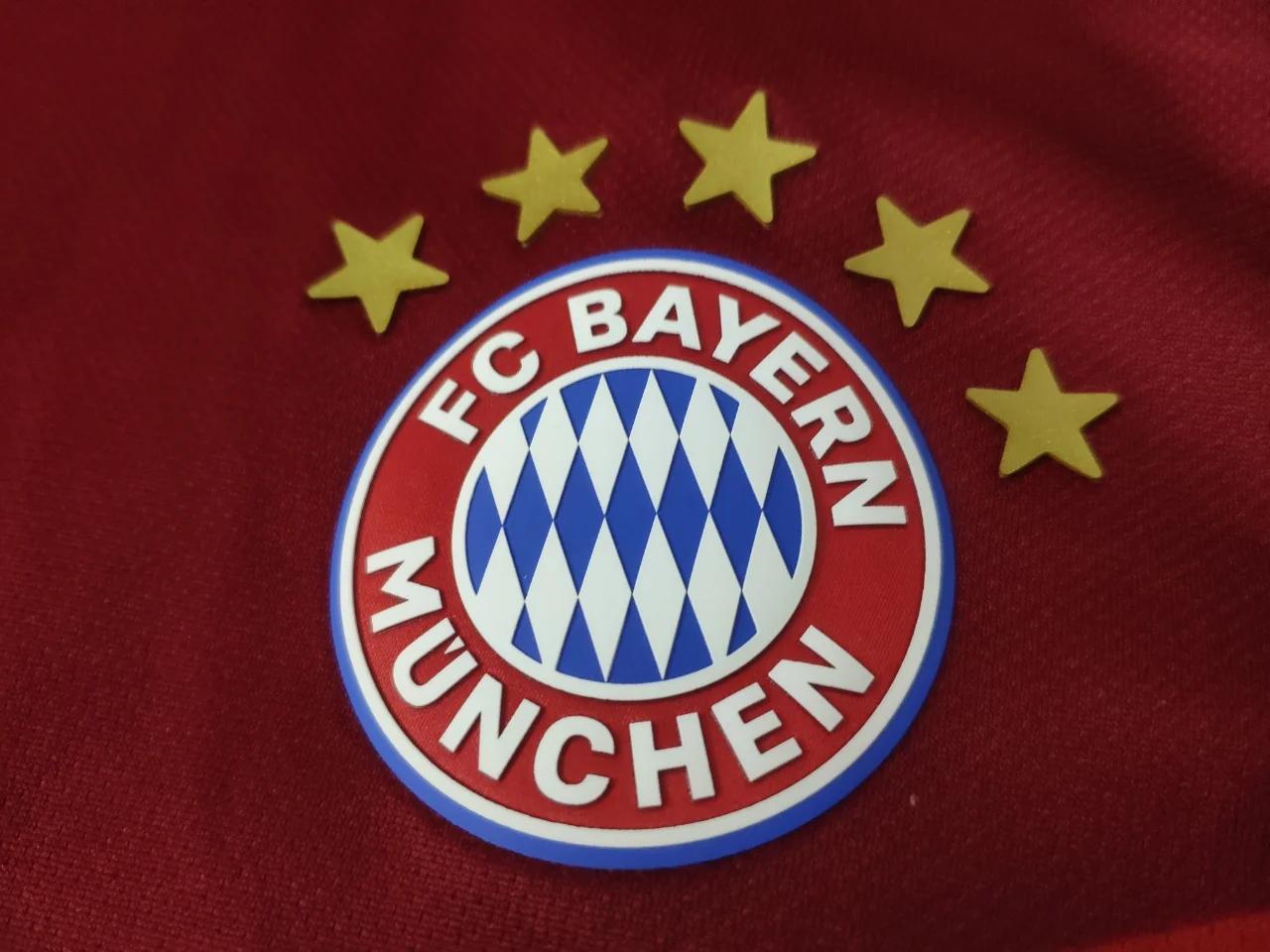 盘点拜仁队史法国球星最佳阵容442：
门将：空缺
后卫：萨尼奥尔、于帕梅卡诺、帕