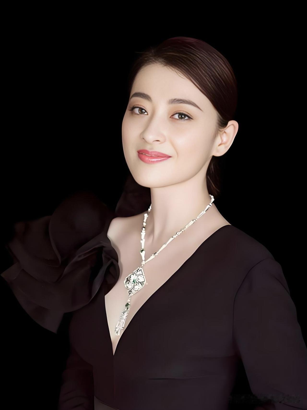 梅婷，岁月从不败美人。她以实力演绎百态人生，用从容沉淀优雅，活成了时光里最美的模