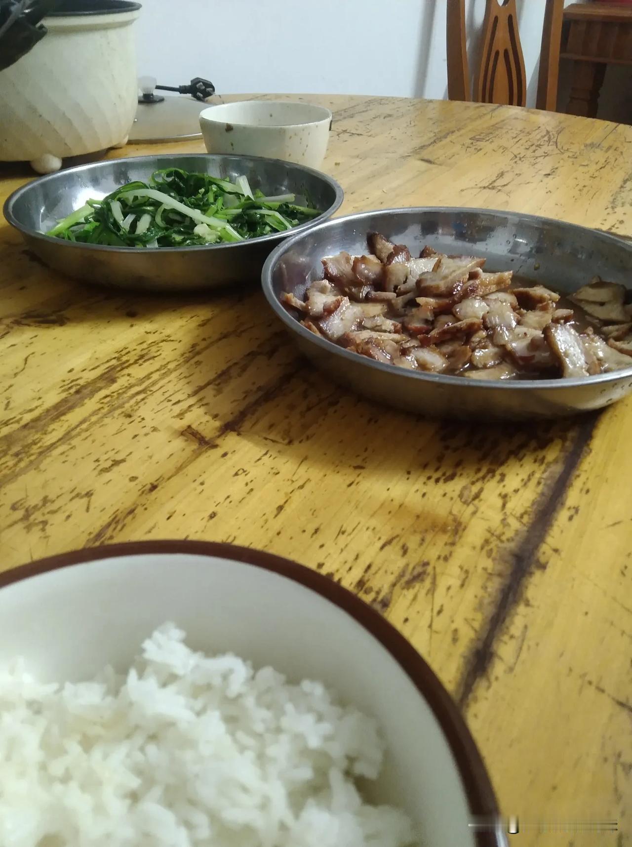 今晚的晚饭，简简单单又一餐，一个叉烧肉，一个青菜，孩子们不爱吃清菜，一碟清菜，我