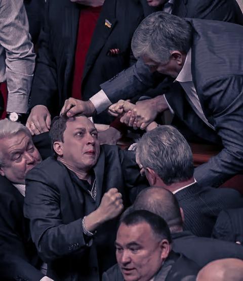 这张打架的构图，真的很符合古典油画的动态法则，很有张力，黄金螺线好牛X，简直伦勃