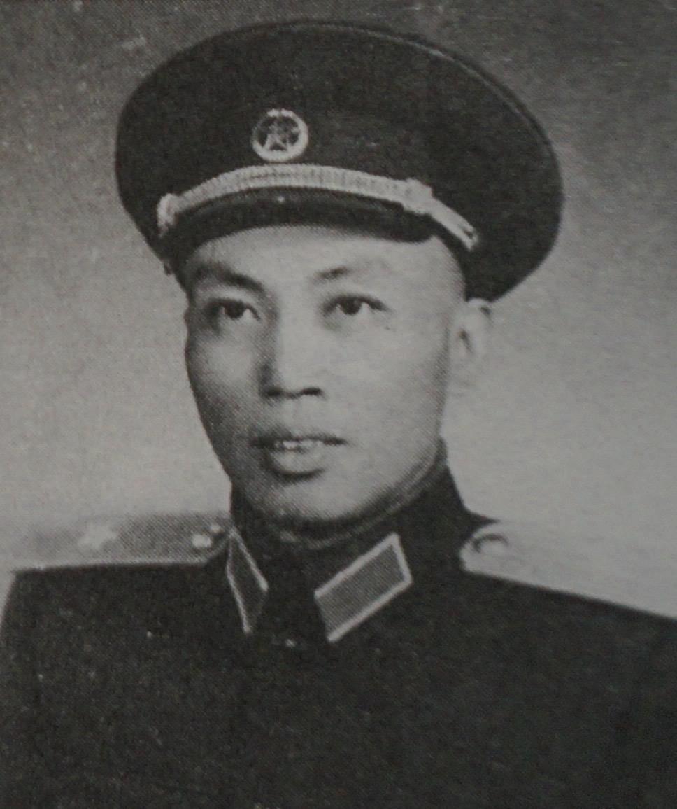 陈铁君（1917年-1961年），浙江平阳人。1934年参加中国工农红军，1937年加入中国共产党。曾任浙南独立团团长，闽浙军区、闽浙抗日游击总队副司令员兼参谋长。坚持了闽浙边三年游击战争。1939年后，任新四军军部科长、福建军区副参谋长等职。参加了淮海、渡江、福州等战役。1952年后，历任中央军委训练部处长、副局长，训练总监部计划监察部副部长。1955年被授予少将军衔。[1][2]曾获二级八一勋章、二级独立自由勋章、一级解放勋章。[3][4][5]