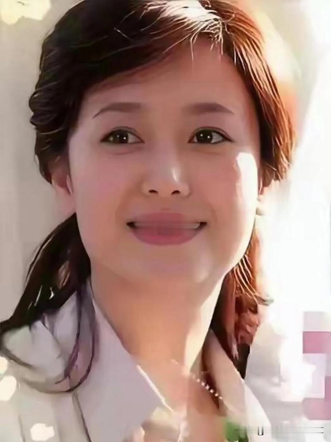 她真的太美了！年轻时期绝对是大众审美里的天花板。灵动温婉，自带淡淡的文艺气质，这