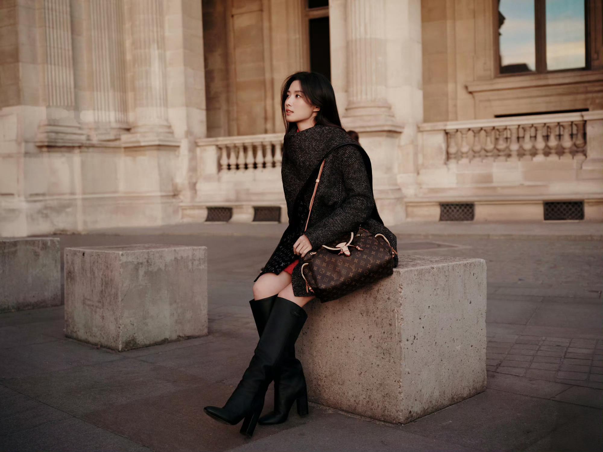 卢昱晓 in Louis Vuitton📸粗花呢外套内搭红色短裙，肩背odys