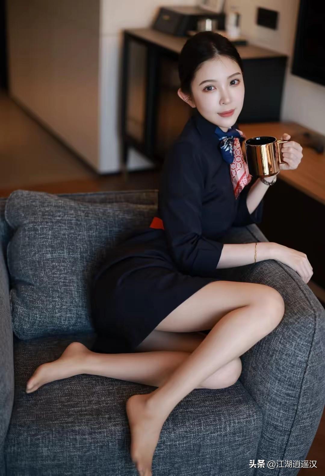 比起花哨的设计，东航制服更胜在细节与质感。藏青色沉稳大气，既不会过于张扬，又能在