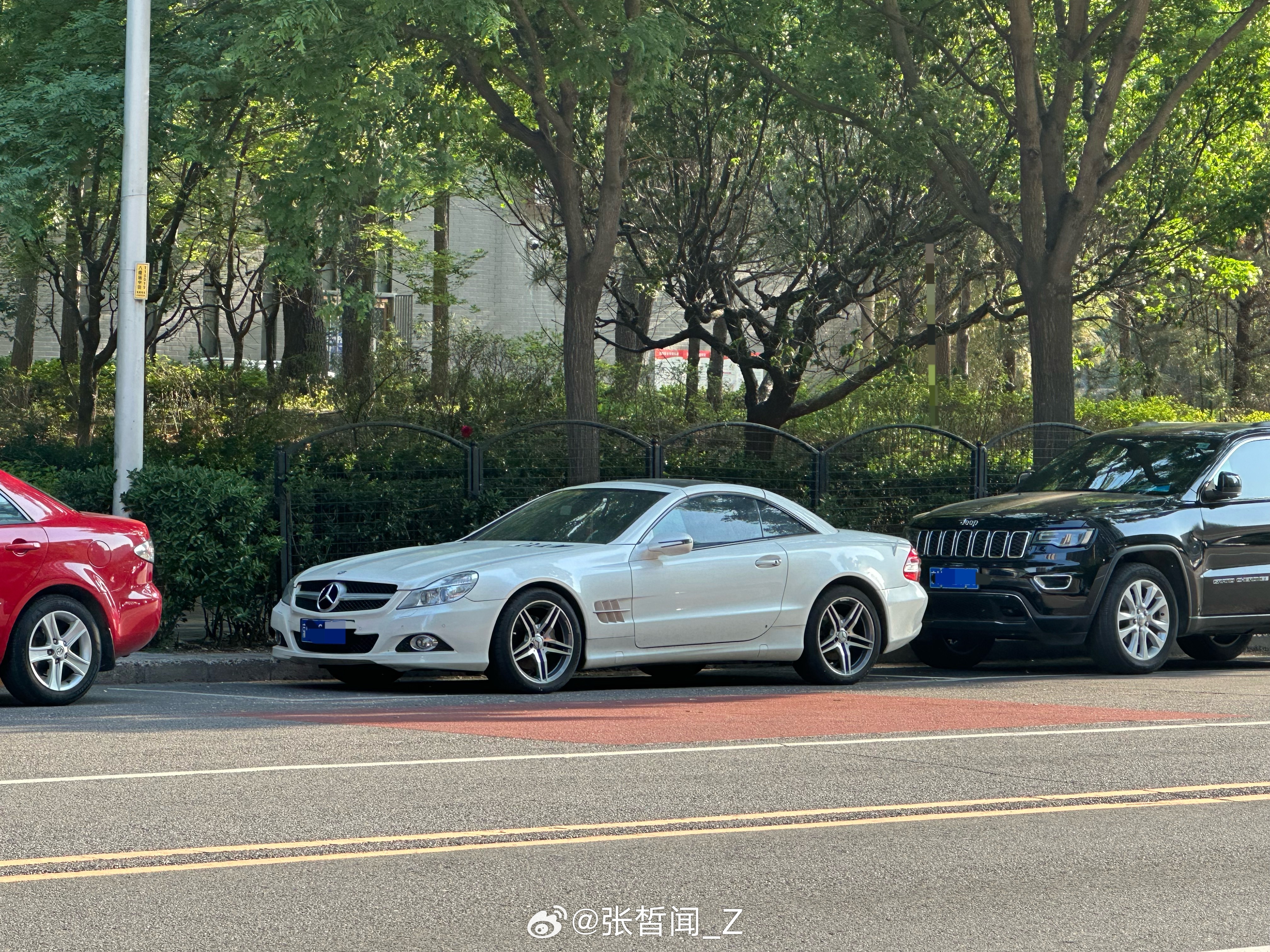 路遇一台，状态很好的2011款R230 奔驰SL～这种动静皆宜的协调美感，现在越
